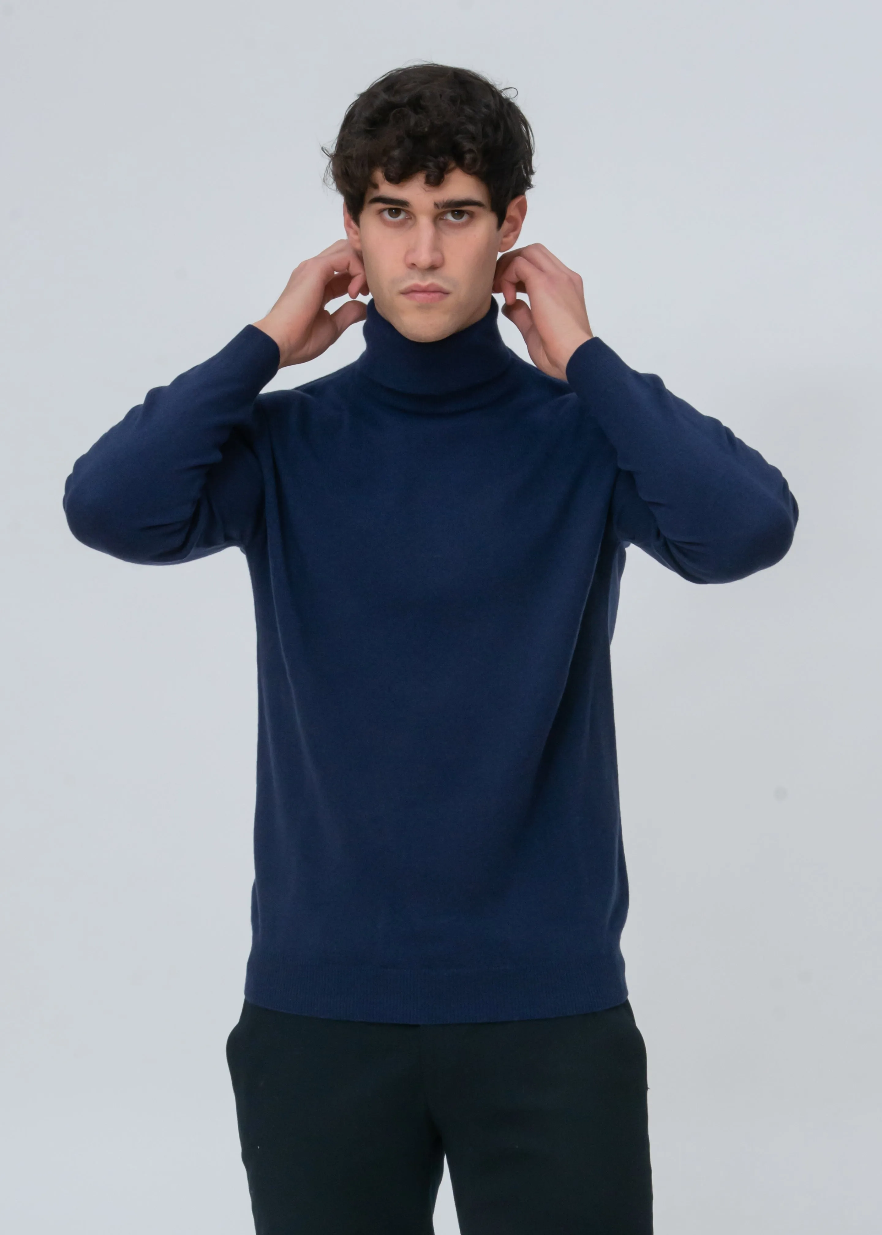 CLASSIC CASHMERE TURTLENECK SWEATER