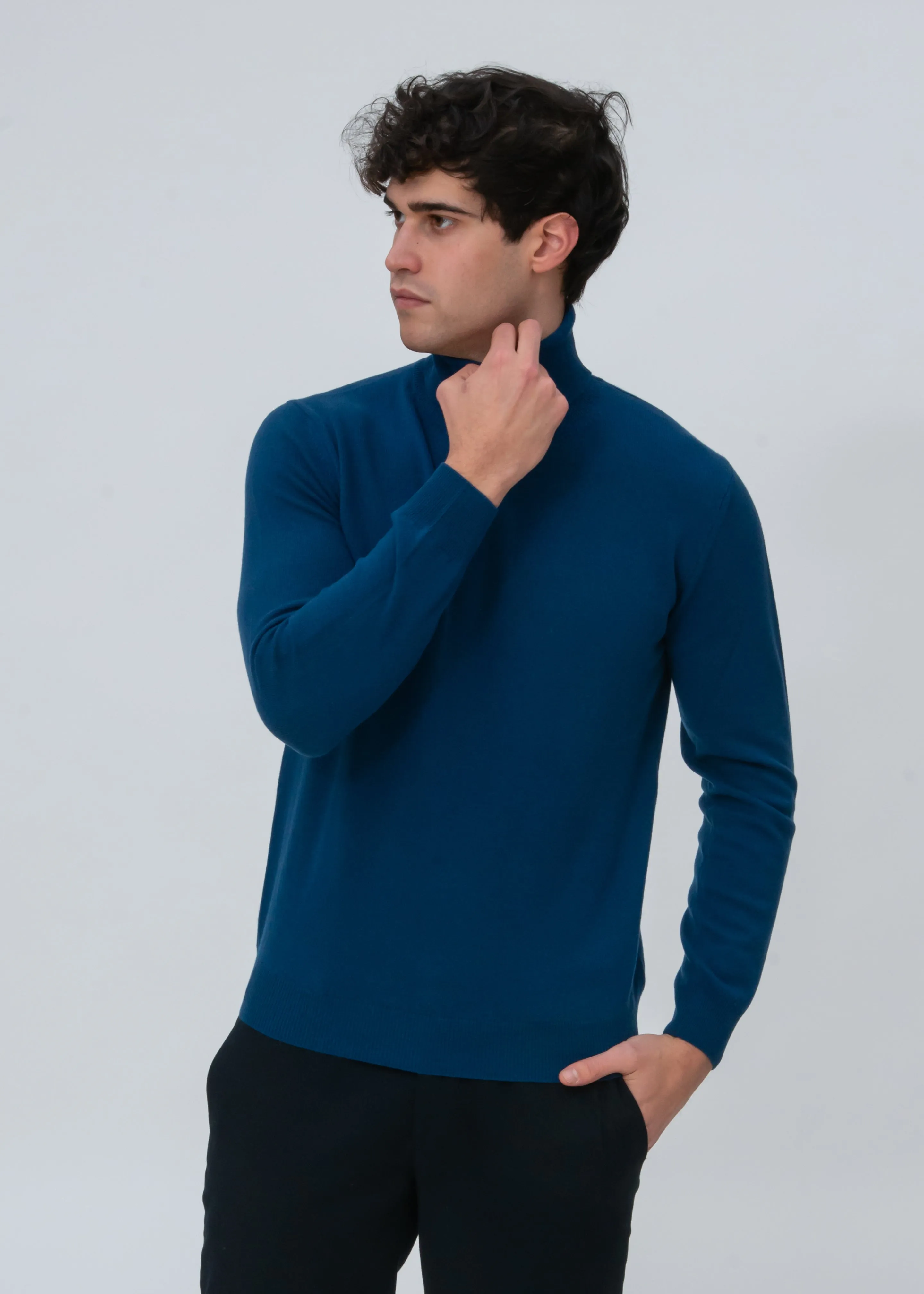 CLASSIC CASHMERE TURTLENECK SWEATER