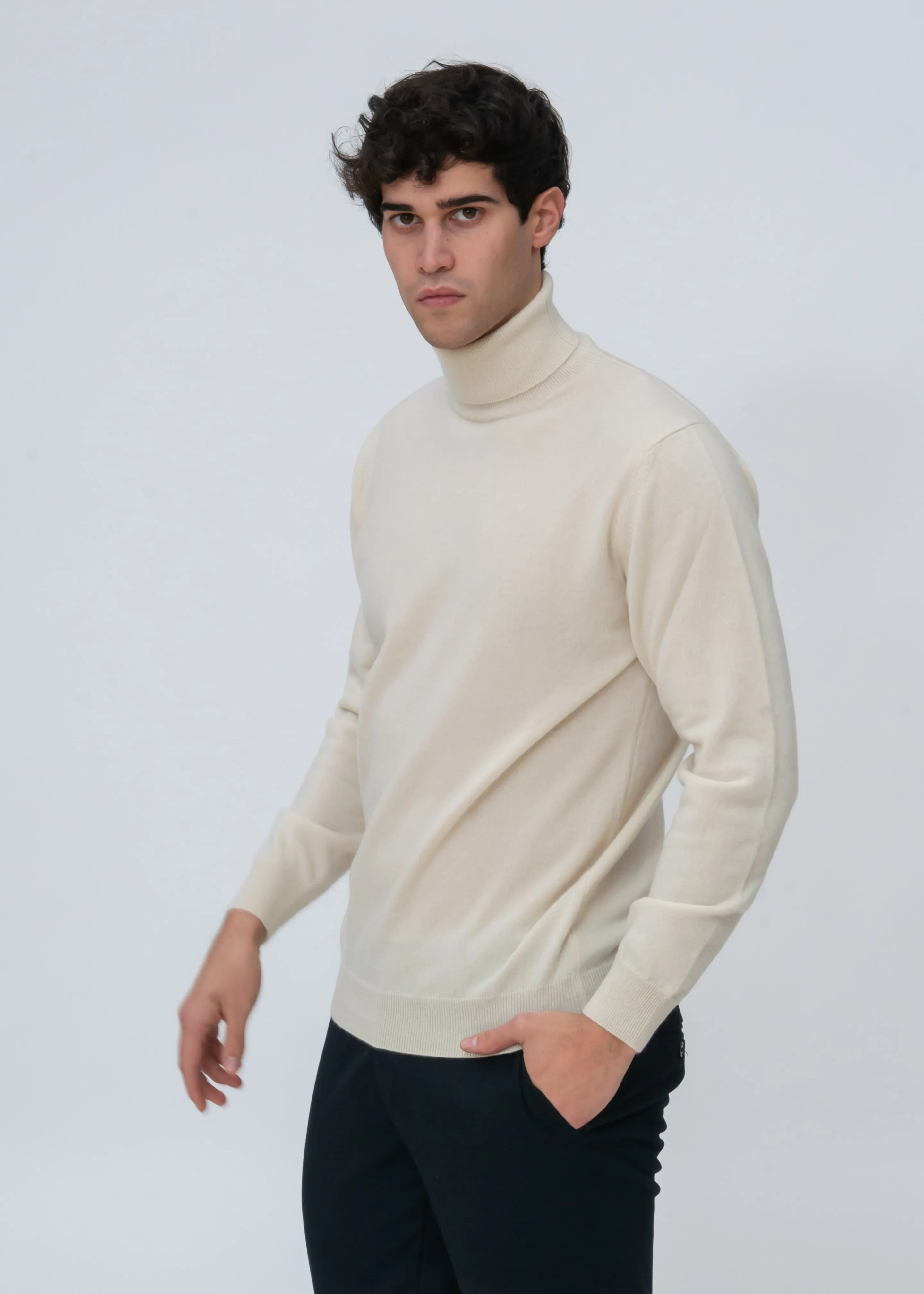 CLASSIC CASHMERE TURTLENECK SWEATER