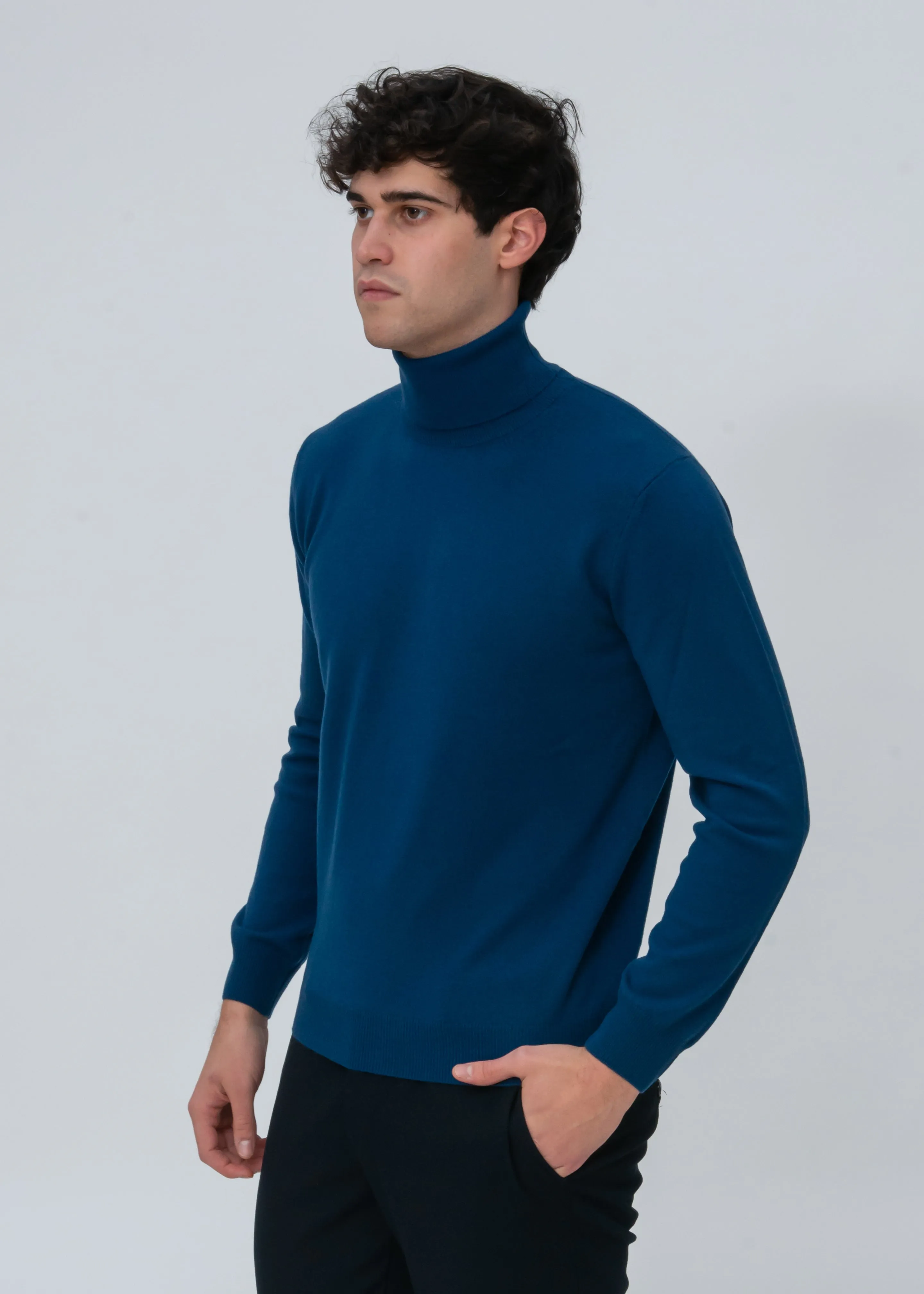 CLASSIC CASHMERE TURTLENECK SWEATER