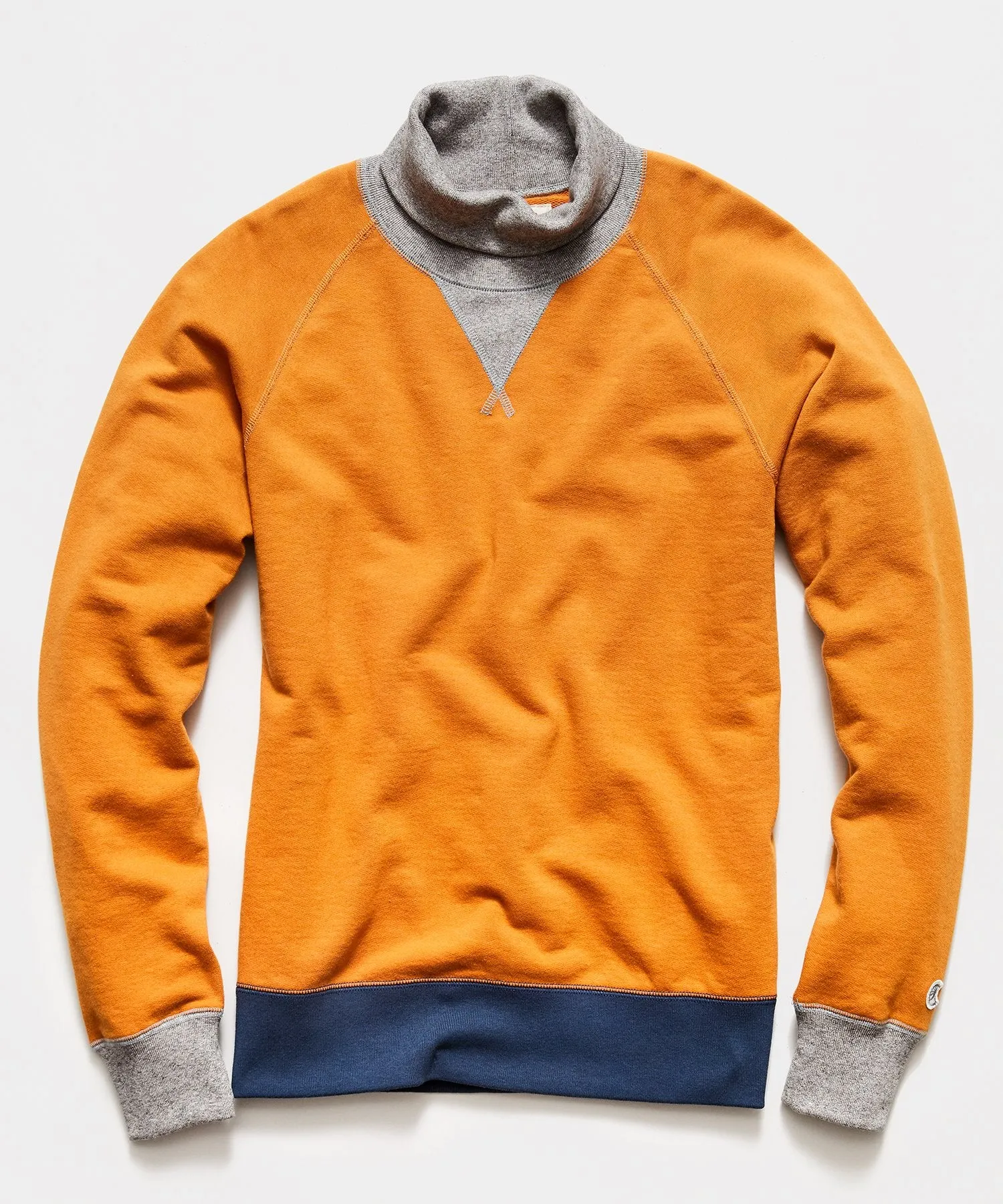 Colorblock Turtlenck Sweatshirt in Trophy Gold