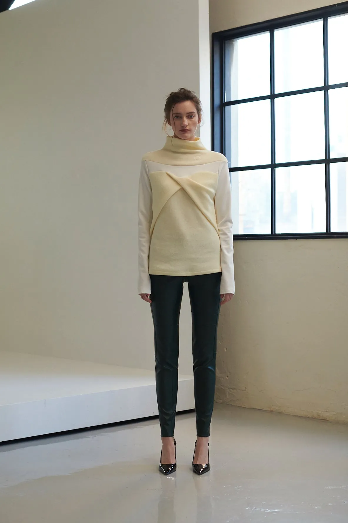 FOVERE TWIST TURTLENECK